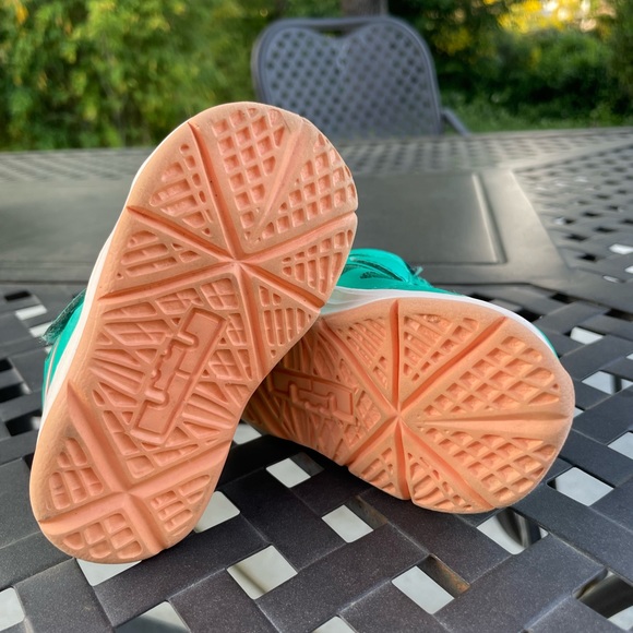 Nike LeBron James X, toddler, 5C - Picture 4 of 7